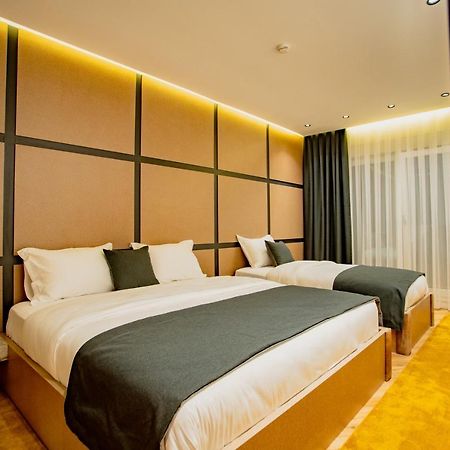 Ador Hotel Pristina Exterior foto