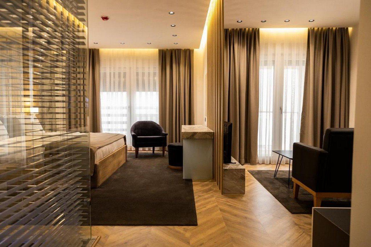 Ador Hotel Pristina Exterior foto