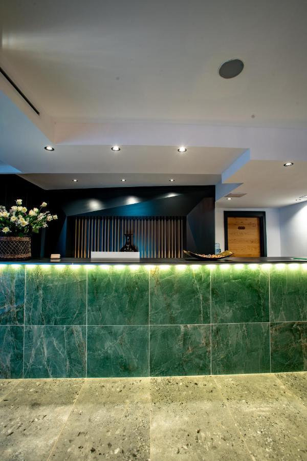 Ador Hotel Pristina Exterior foto