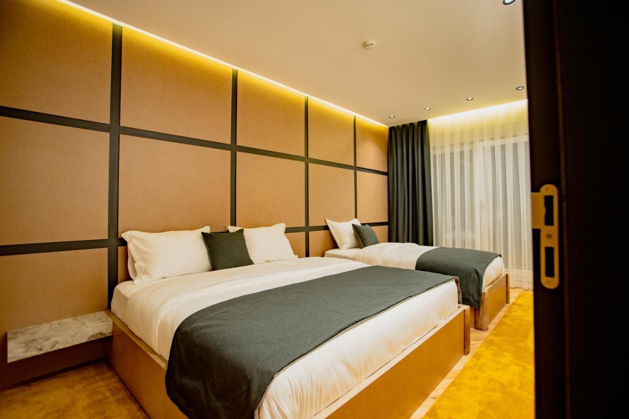 Ador Hotel Pristina Exterior foto