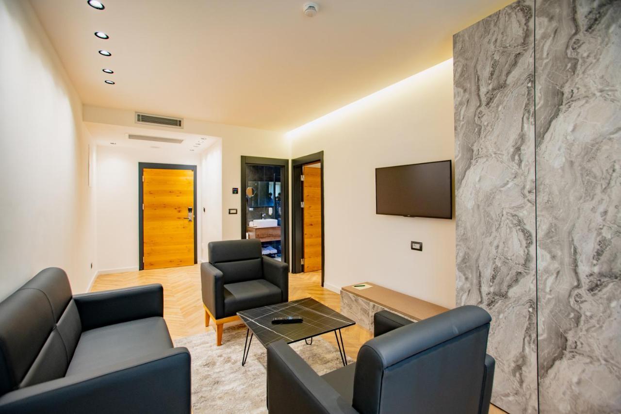 Ador Hotel Pristina Exterior foto