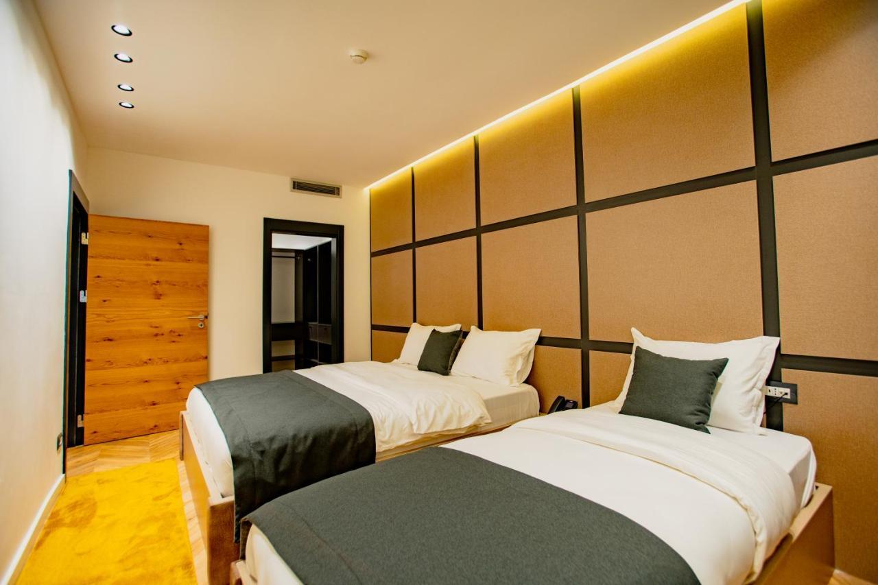 Ador Hotel Pristina Exterior foto
