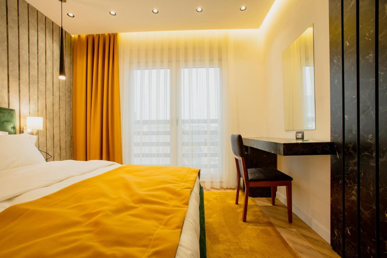 Ador Hotel Pristina Exterior foto